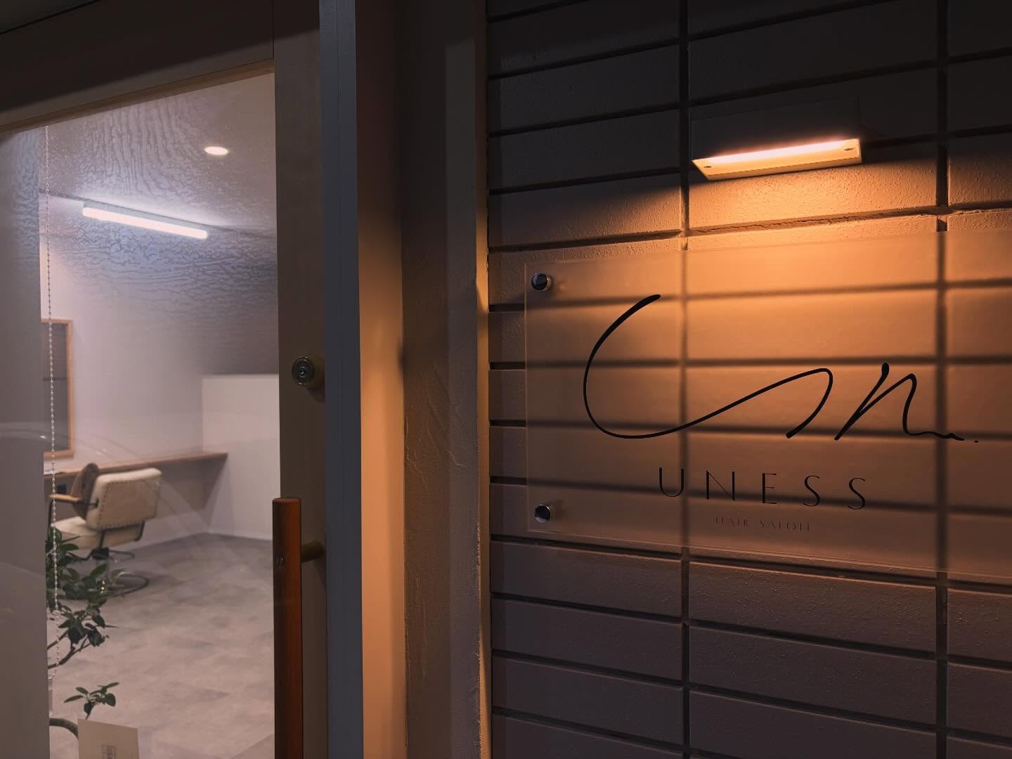 もしあの時、英語で話しかけていなかったら、僕は彼女の本当の魅力に気づけないままでした。

UNESS = you-ness（あなたらしさ）

ある日、海外から一人のお客様が来られた。

日本語で挨拶をしてカウンセリング。

少しぎこちなくて、控えめで、
可愛らしい雰囲気の方だと思った。

言葉を探しながら、
英語で話しかけてみた。

その瞬間、空気が変わった。

表情がほどけ、
声のトーンが変わり、
仕草も変わった。

そこにいたのは、
可愛らしい女の子ではなく、
クールで芯のある、
かっこいい一人の女性だった。

同じ人でも、
言葉や環境が変わるだけで
見え方はこんなにも変わる。

もしあのまま日本語だけで
会話をしていたら、
きっと提案する髪型も
違っていたと思う。

その人がもともと持っているものを感じ、
まだ表に出ていない魅力を見つけ、
髪型として形にする。

お客様が気を使わず、
自分らしくいられる場所をつくる。

その人が、その人らしく在れるように。

あの日の経験が、
自分がどんな美容師でいたいかを
はっきりと教えてくれました。

そんな想いから、

UNESS = you-ness（あなたらしさ）

はじめます。

4/14グランドオープンです✂︎