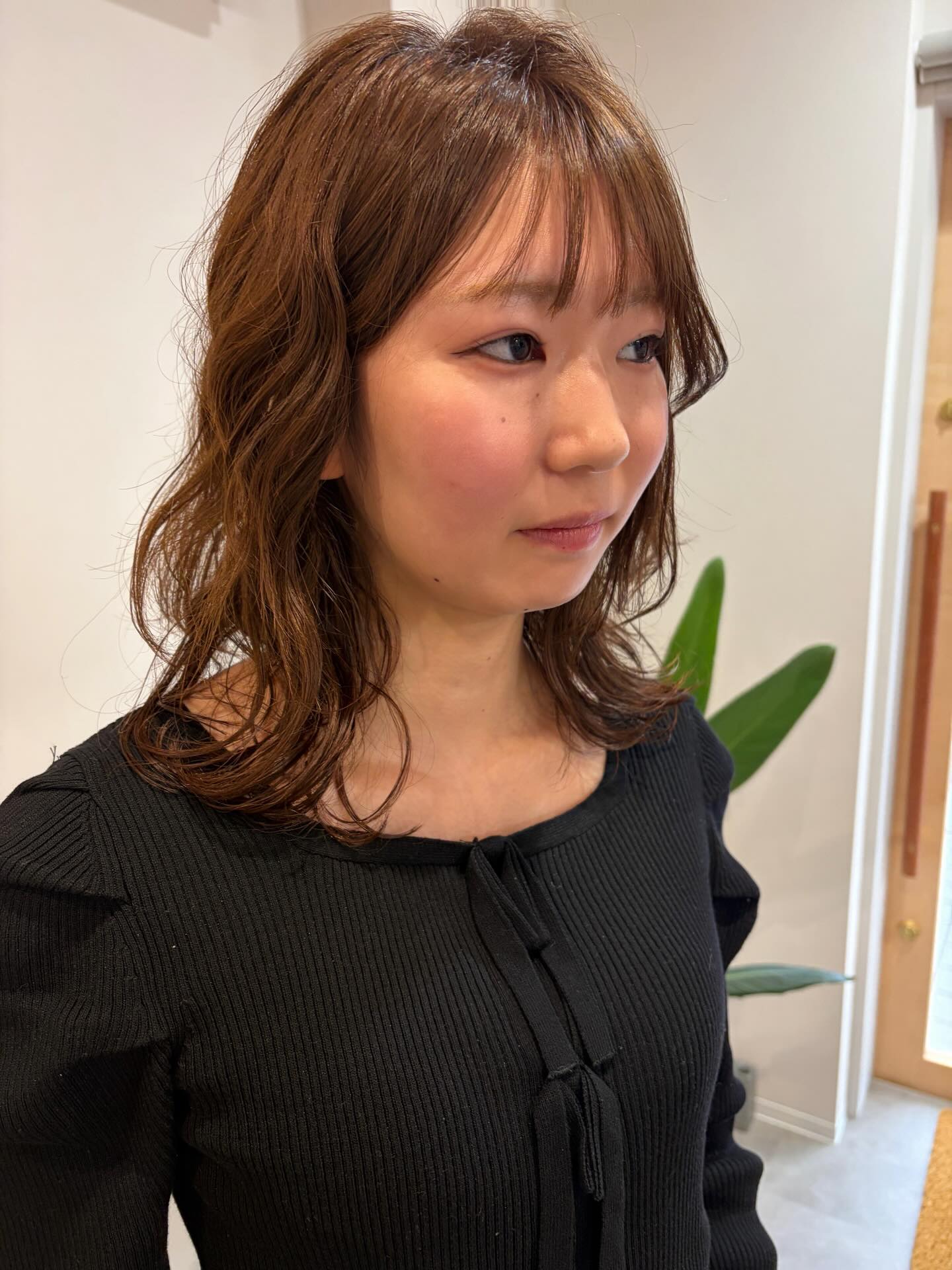 ミディアム×ラフパーマ

乾かしてバームを揉み込めば完成。

重さと軽さのバランスで、 
動きと扱いやすさを両立。

「ラクなのに、ちゃんと似合う」 
そんなデザインを大切にしています。

パーマしてみたい方ぜひお任せください。
