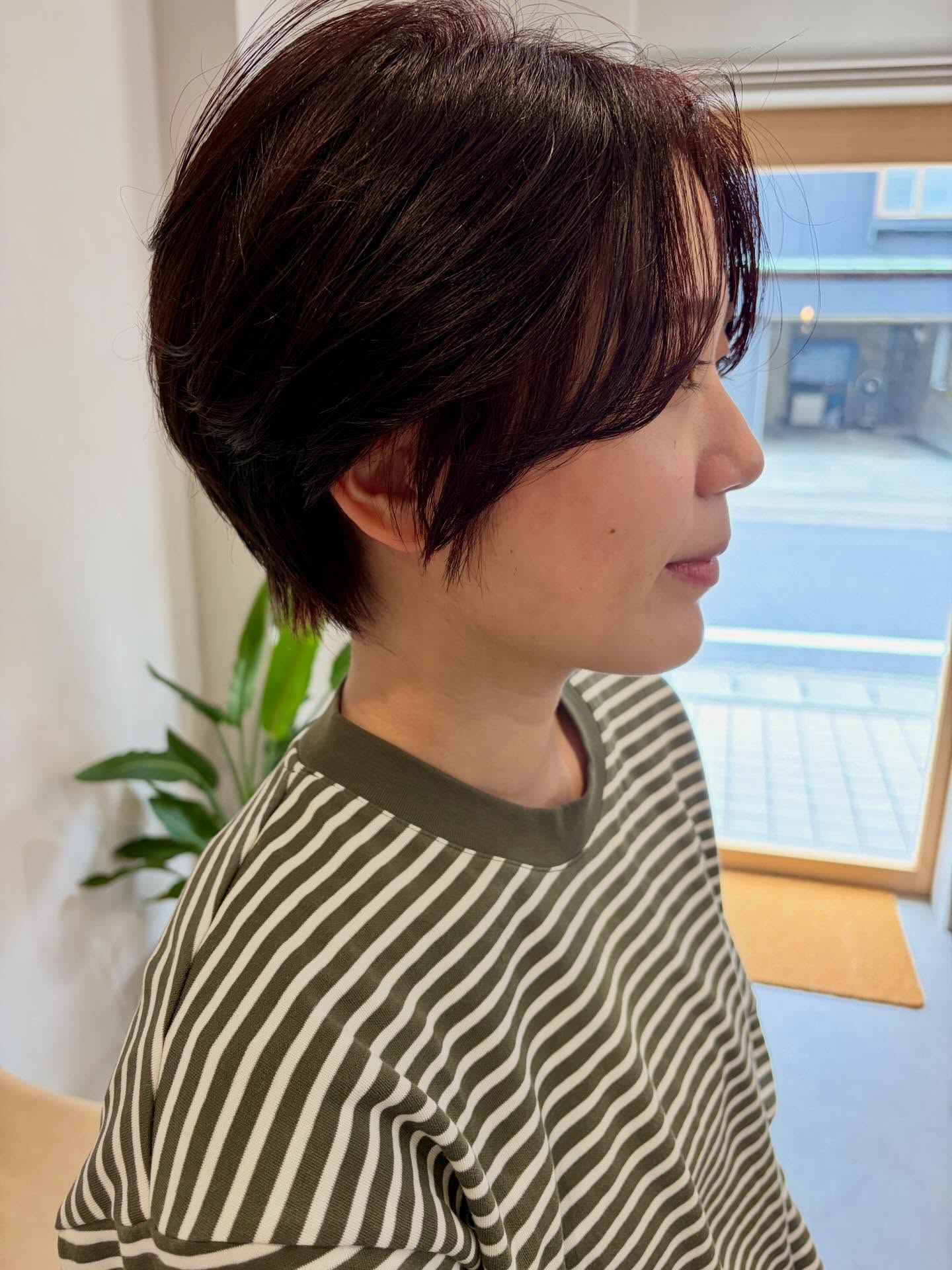 暖色系×ミニマム

乾かすだけでまとまるショート。

丸みとくびれのバランスで、横顔まできれいに。

「ラクなのに、ちゃんと似合う」そんなデザインを大切にしています。

ショートにしたい方、ぜひお任せください。