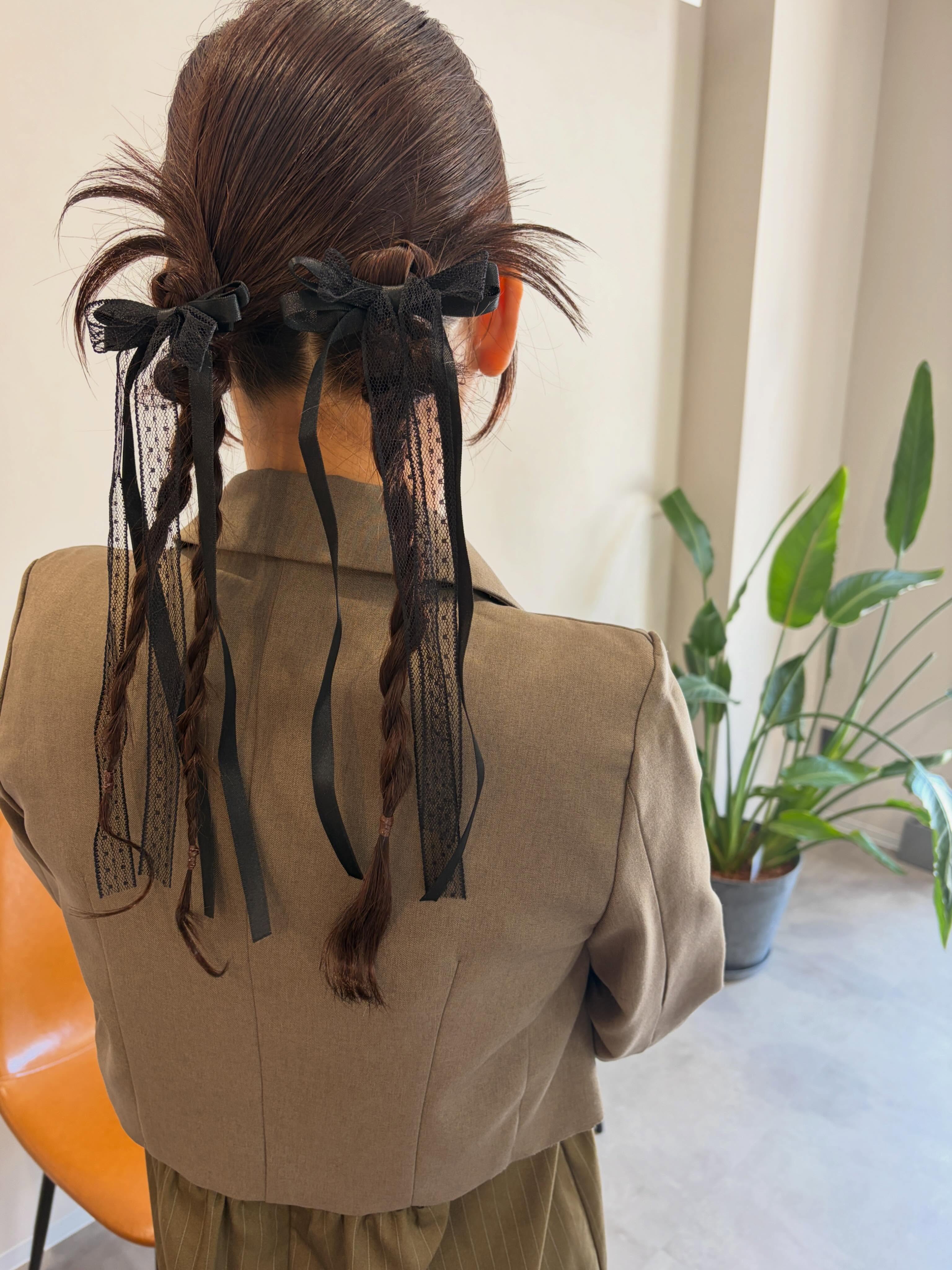 お呼ばれ hair arrange

タイトにまとめて、
リボン編みでラフに。

黒リボンをアクセントにした
カチモリツイン