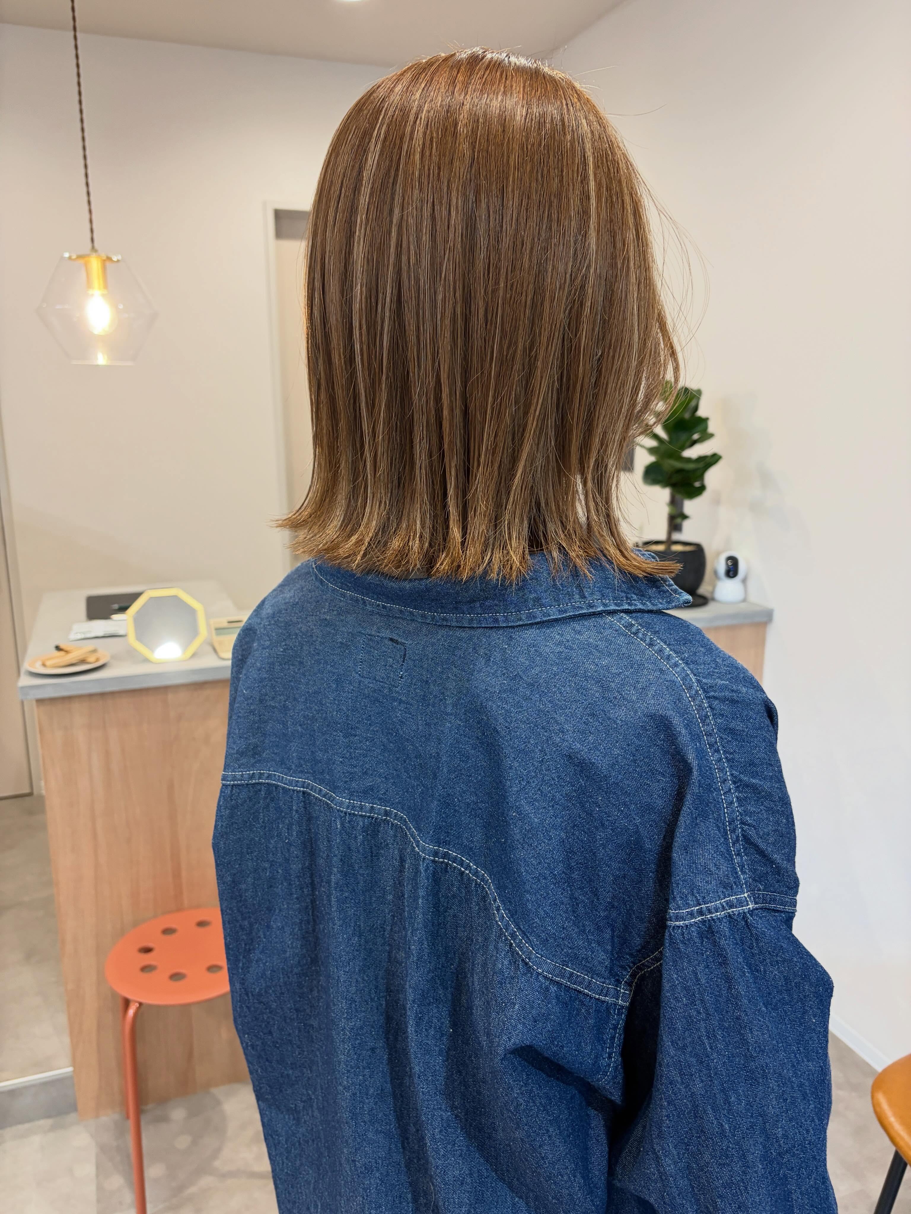 ハイライト×明るめベースカラー

ハイライトを入れつつ、ベースカラーも暗くしないカラー

グレーヘアもカバーしながら明るめを楽しめます。